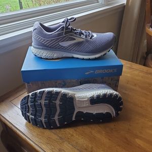 NIB Brooks Ghost 12 9.5 D (Wide)